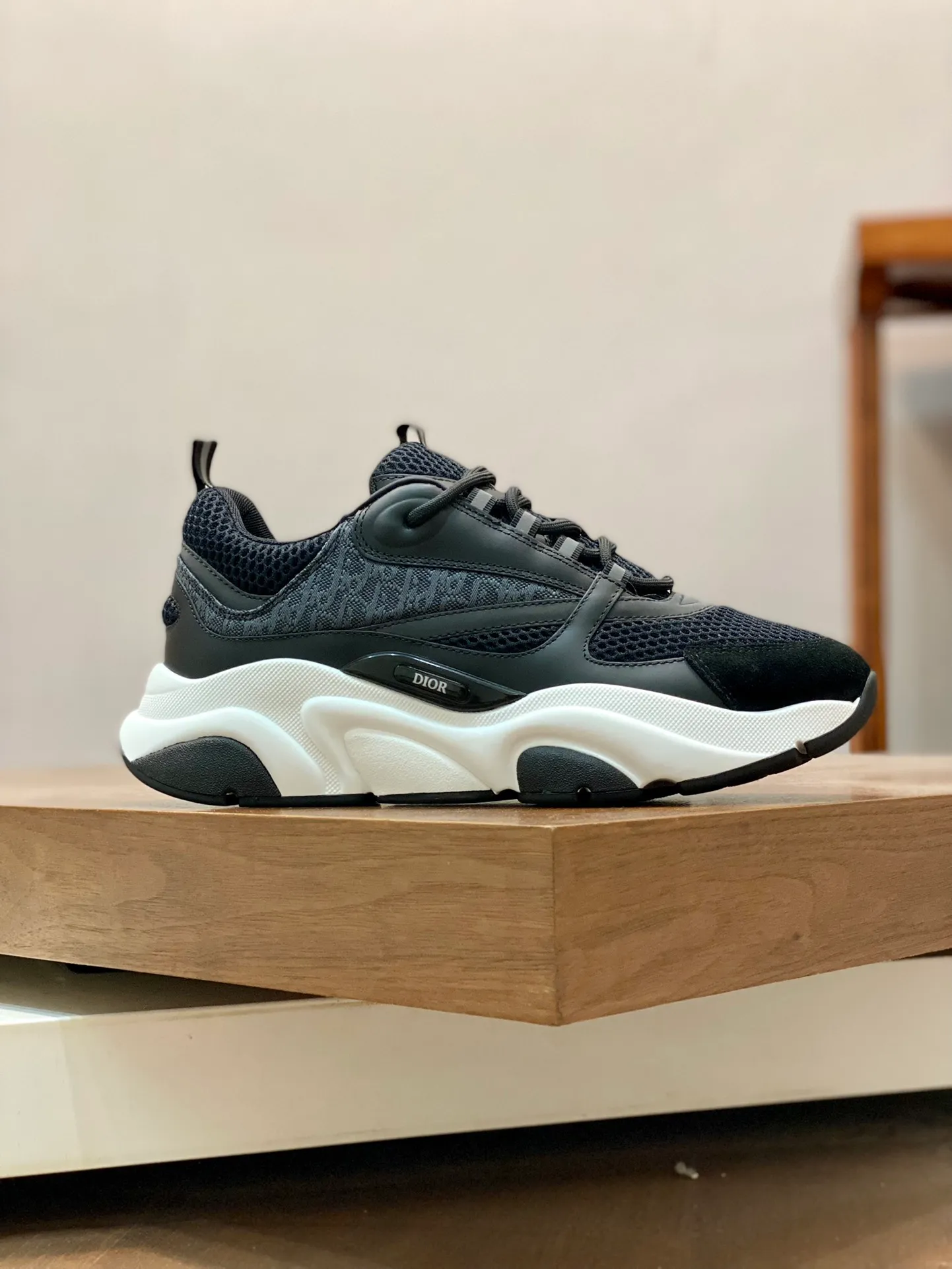Factory price: 500💰 Dior B22 men's jogging fashion sneakers. This item draws inspiration from retro jogging shoes. It adopts a thick low-top design, with an upper made of leather and mesh fabric, and a black and white engraved rubber sole. The side is decorated with an embossed "Di~r" logo. Code number: 38-45 (38, 45, 46 can be customized)